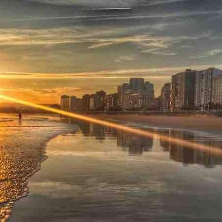 Apartamento A 100Metros De La Playa De San Lorenzo Gijon Bagian luar foto