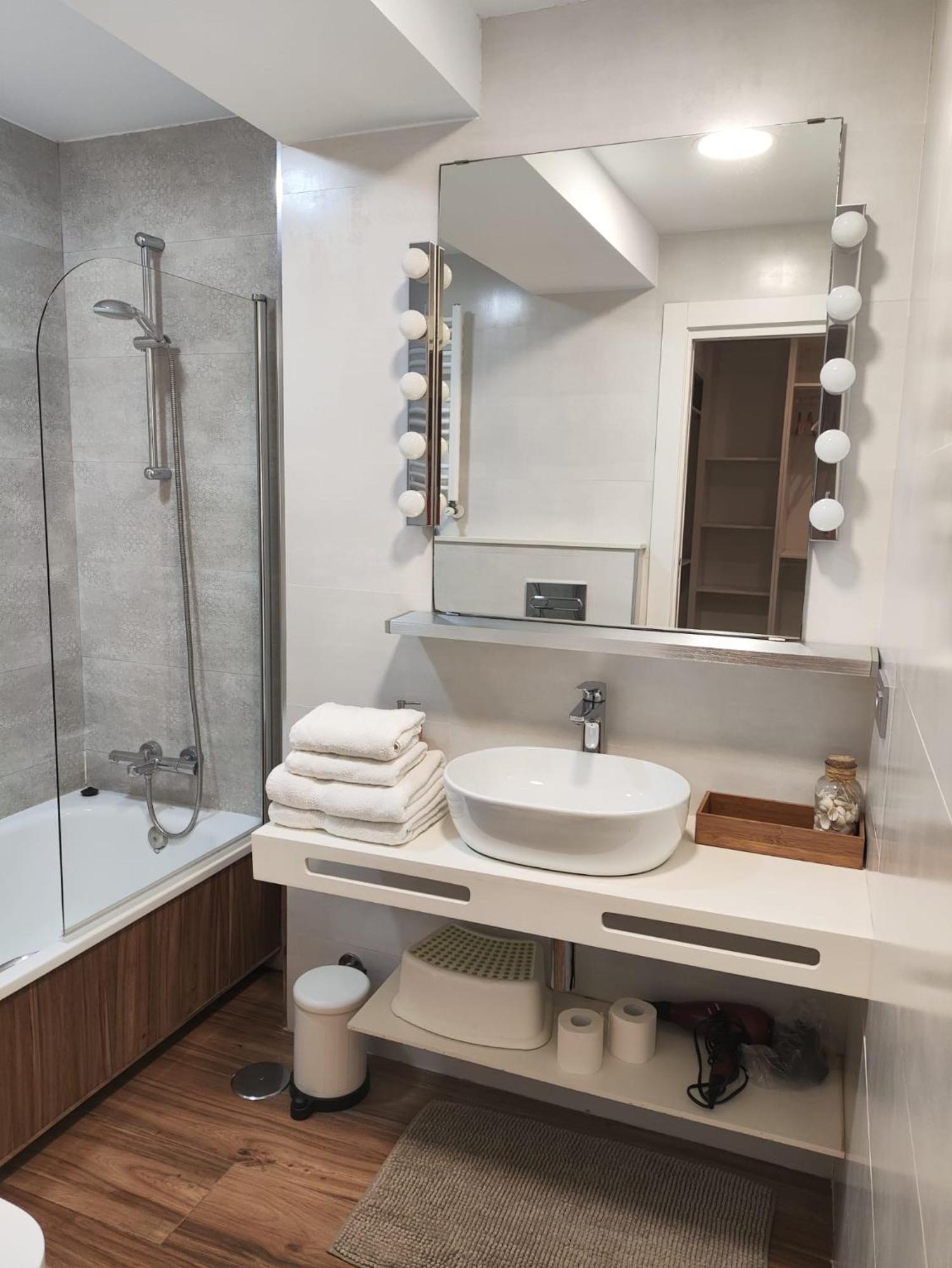 Apartamento A 100Metros De La Playa De San Lorenzo Gijon Bagian luar foto